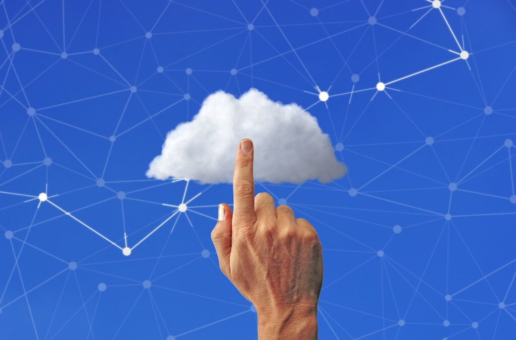 Dedo tocando nuvem ilustrando o cloud computing para empresas